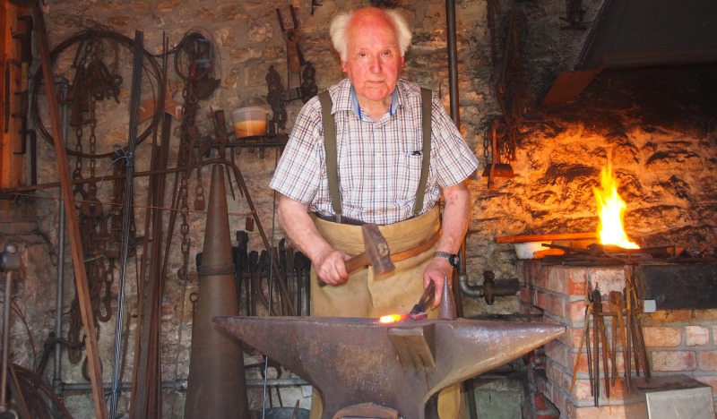 Ein Herr am Schmiedeeisen Ein Herr am Schmiedeeisen