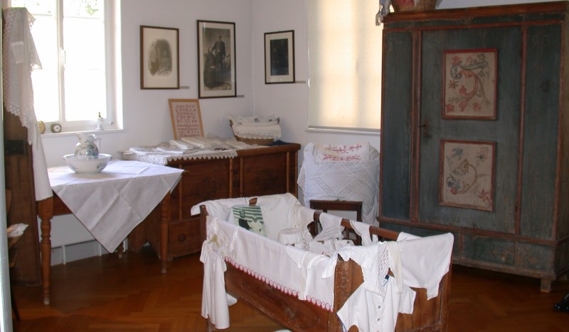 Ausstellungsstücke im Ortsmuseum Ausstellungsstücke im Ortsmuseum