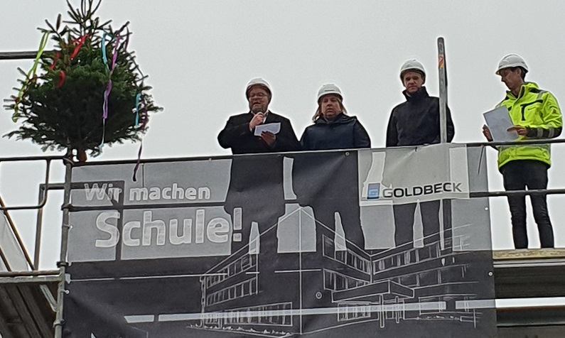 Richtfest mit Tannenbaum auf dem Dach des Rohbaus Glemstalschule