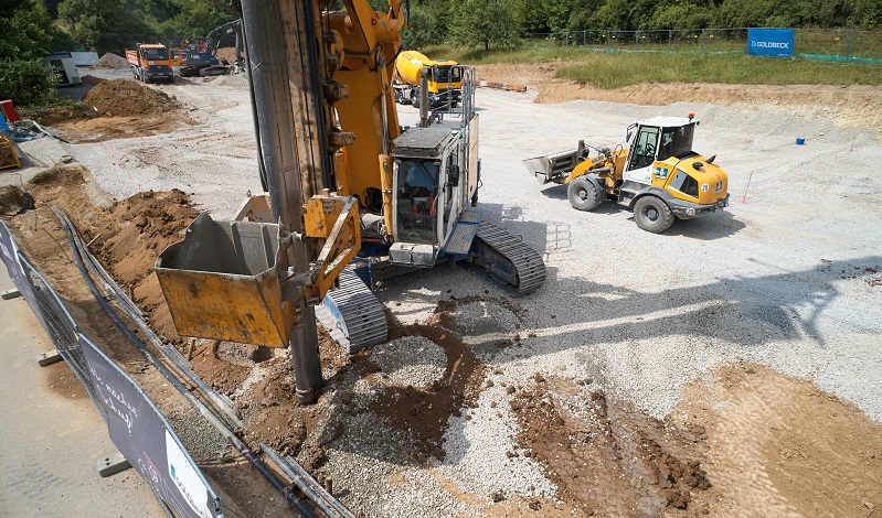 Baustelle mit Kran und Bagger