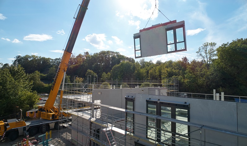 Ein Fensterelement wird mit dem Kran angeliefert