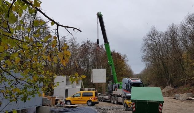 Kran mit Staukanalelementen Kran mit Staukanalelementen
