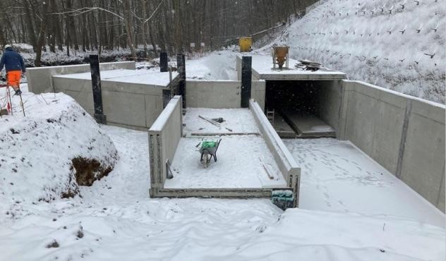 Bau zum Staukanal im Schnee Bau zum Staukanal im Schnee